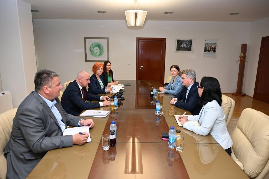 The Minister of Energy and Mining of the Republika Srpska, Petar Đokić (second left), and the Director of the Energy Community Secretariat, Artur Lorkowski (second right), met earlier today in Banja Luka. The discussions focused on how Republika Srpska is fulfilling its obligations under the Energy Community Treaty within its jurisdiction.